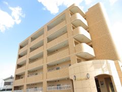 ���Ɍ��O�؎s���1���ڂ̃}���V�����̌����O��