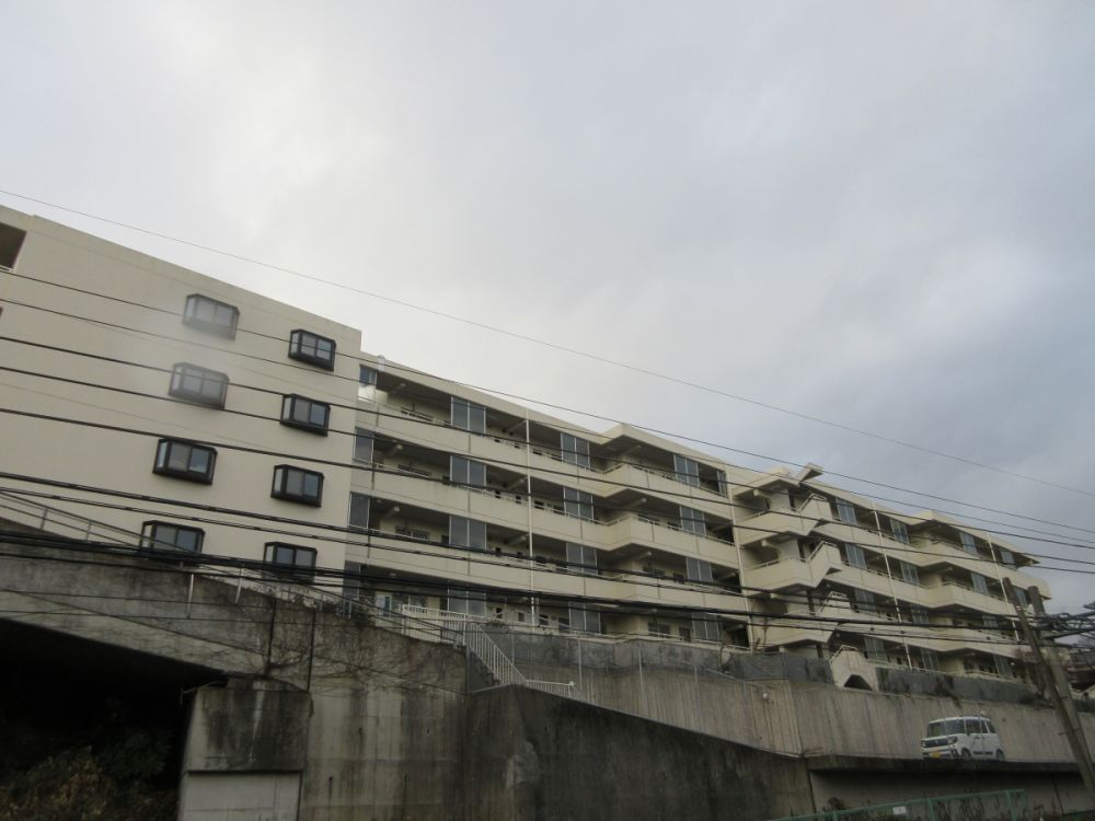 ���Ɍ��_�ˎs�k��闖�䐼��1���ڂ̃}���V�����̌����O��