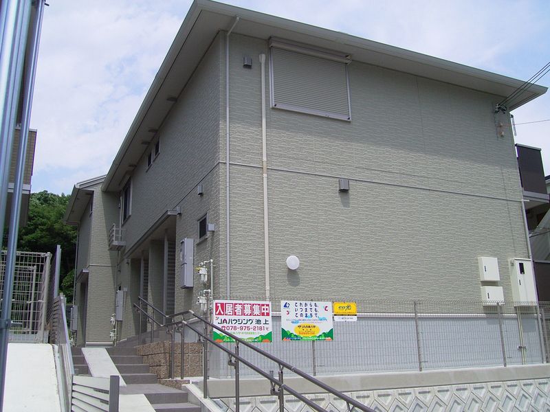 ���Ɍ��_�ˎs����O�J�쒬�P���ڂ̃n�C�c�̌����O��