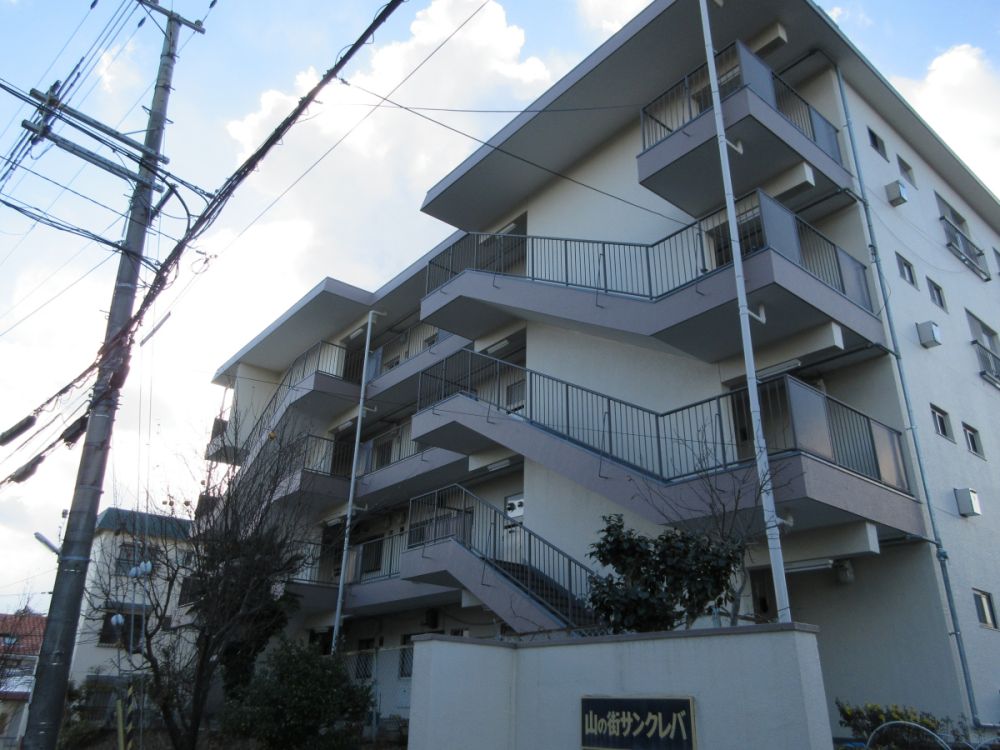 ���Ɍ��_�ˎs�k��Β�2���ڂ̃}���V�����̌����O��