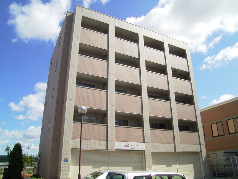 ���Ɍ��_�ˎs����O�J�쒬�Q���ڂ̃}���V�����̌����O��