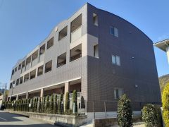 ���Ɍ��_�ˎs�k��J��쒬�̃}���V�����̌����O��