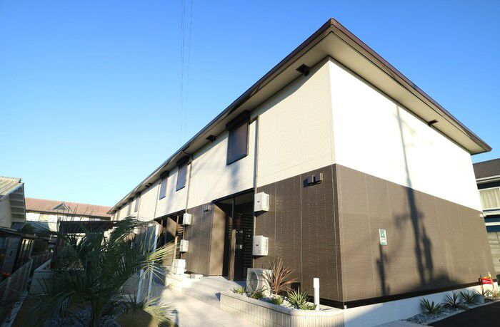 ���Ɍ������s����̃n�C�c�̌����O��